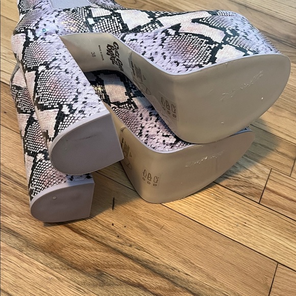 🛍️24 HR SALE🛍️Cult Gaia snakeskin print ultra high Zama platform booties - NWOB - Picture 8 of 8